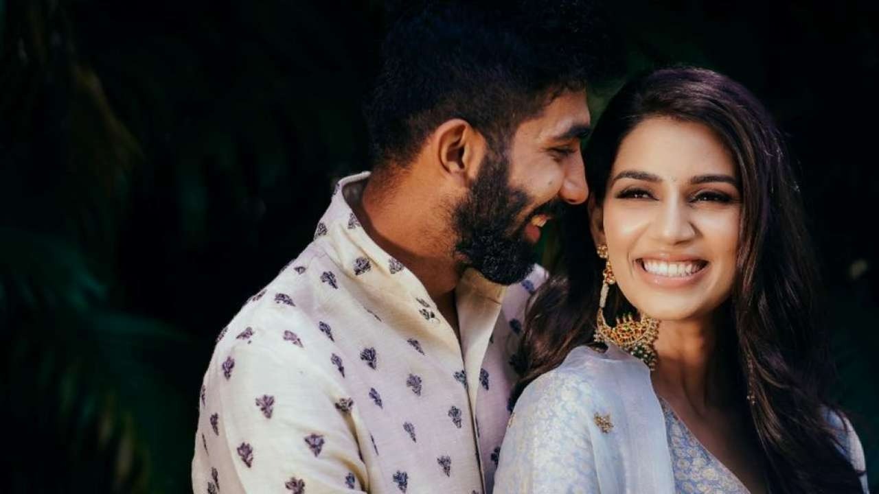 Jasprit Bumrah with wife 