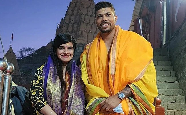 Umesh Yadav with wife 